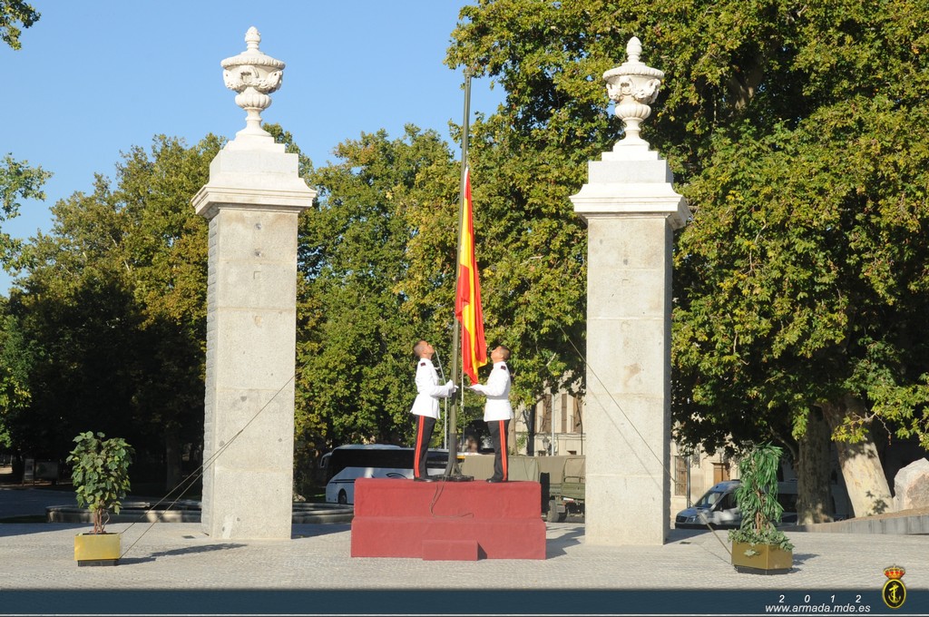 Izado solemne de la Bandera en la explanada Puente del Rey